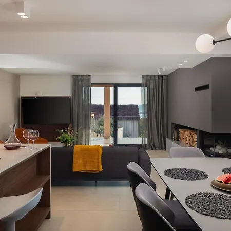 Luxury Wave & San, 2 Heated Pool, Sauna, Gym וילה